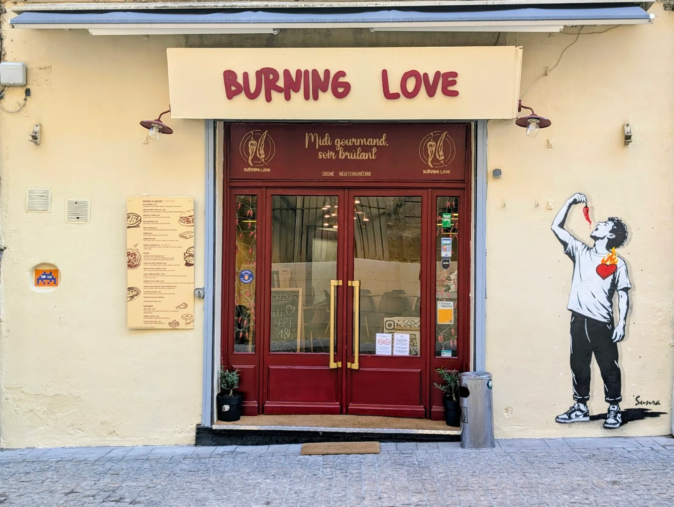 Devanture Burning Love
